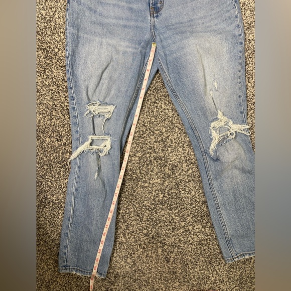 Abercrombie CurveLove HighRise Skinny Jean All Day Comfort Light Wash Distressed - Picture 8 of 8